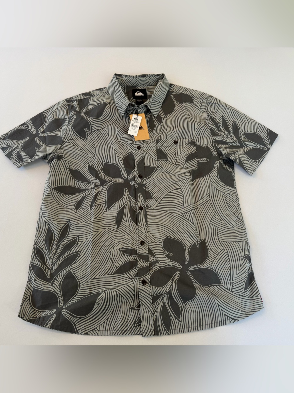Quiksilver Gray and Black Wave-Pattern Camp Shirt Men’s Large